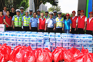 1586594242714221.jpg 匯源集團(tuán)夏日送清涼活動(dòng)慰問一線交警.jpg