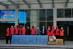 1586594687886374.jpg 2020抗擊疫情-賴運宏董事長帶隊給市人民醫院正能量山泉水等抗疫物資.jpg